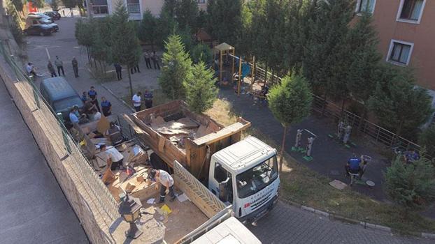 Anne ve oğlunun site içinde biriktirdiği 4 kamyon çöp temizlendi