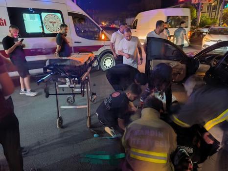 Mardin'de iki otomobilin çarpıştığı kazada sürücüler yaralandı