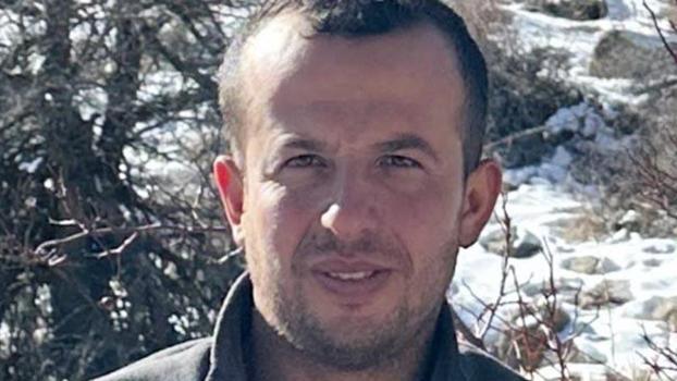 Domuz avında arkadaşını başından vurdu