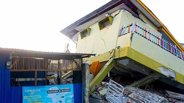 Endonezya'daki 7.7 büyüklüğündeki depremde can kaybı 83'e yükseldi