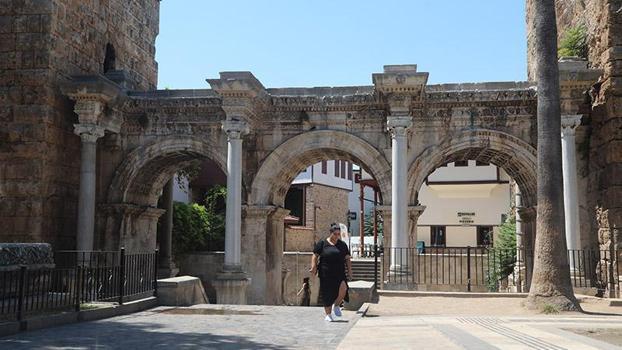 Antalya'da termometreler 40 dereceyi gösterdi, kent merkezi boş kaldı