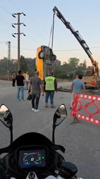 Arnavutköy'de taksi İSKİ ekiplerince açılan çukura düştü