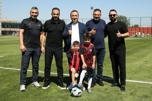 Minik Göktuğ’dan Gençlerbirliği’ne ziyaret