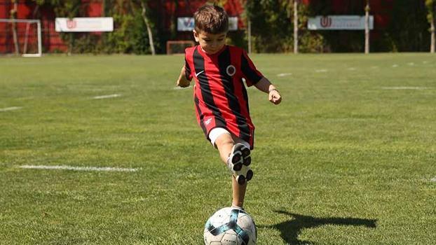 Minik Göktuğ’dan Gençlerbirliği’ne ziyaret