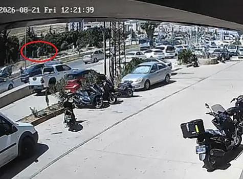 Yolun karşısına geçerken otomobilin çarptığı kadın öldü; kaza kamerada