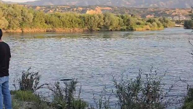 Nehirde boğulma tehlikesi geçiren kardeşlerden biri kayboldu; arama çalışması başlatıldı