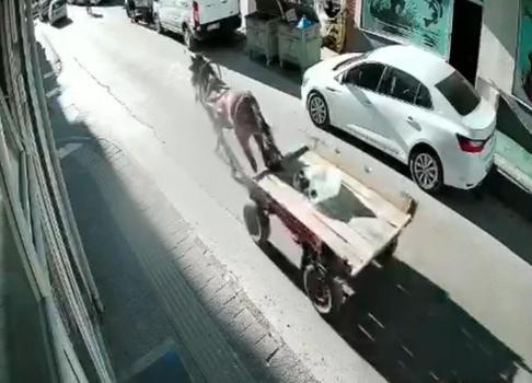Sürücüsüz at arabası, otomobile çarptı; o anlar kamerada