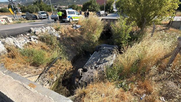 Kanala devrilen otomobilin sürücüsü yaralandı