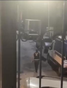 Esenler'de hakkında kayıp ihbarı olan kız, polisi görünce boğazına bıçak dayadı