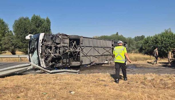 Yolcu otobüsü devrildi: 22 yaralı