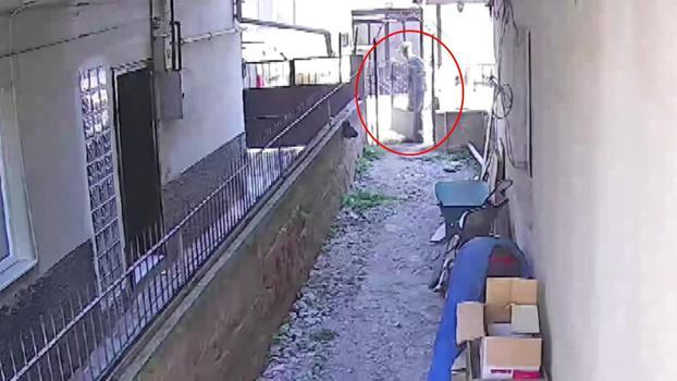 Hurdacı, binanın giriş kapısını çaldı: o anlar kamerada