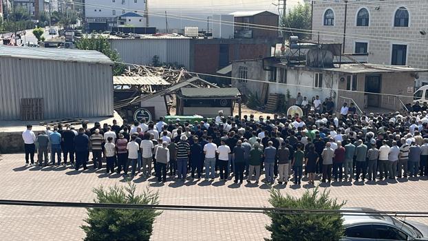 Denizde ölü bulunan 3 kardeş toprağa verildi