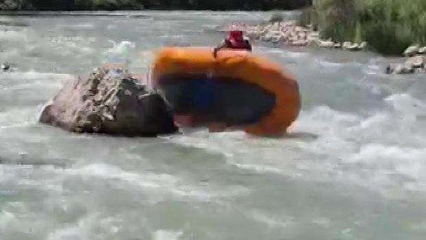 Rafting yarışında botları alabora olan sporcular zor anlar yaşadı