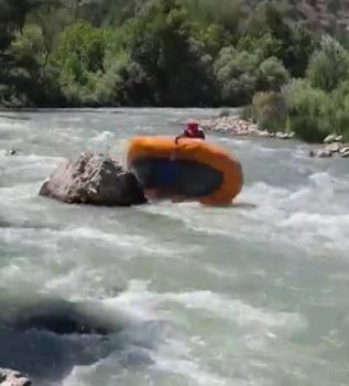 Rafting yarışında botları alabora olan sporcular zor anlar yaşadı