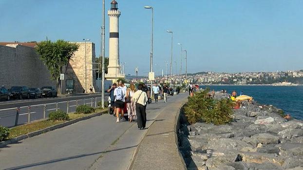 İstanbul'da sıcaktan bunalanlar Sarayburnu Sahili'nde serinledi