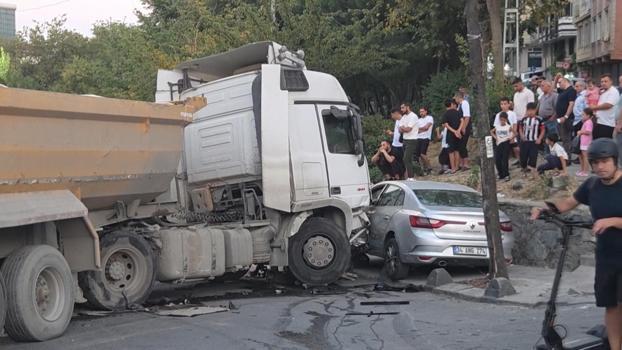 Esenler'de freni boşalan hafriyat kamyonu 7 araca çarptı