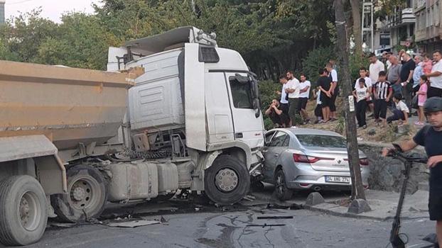 Esenler'de freni boşalan hafriyat kamyonu 7 araca çarptı