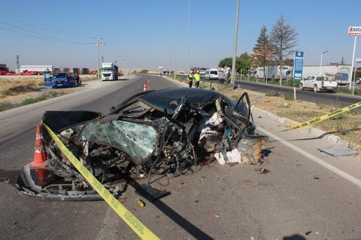Otomobil, aydınlatma direğine çarptı; 2 ölü, 2 ağır yaralı