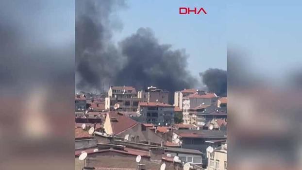 Gaziosmanpaşa'da 4 katlı binadan yükselen alevler yandaki apartmana sıçradı