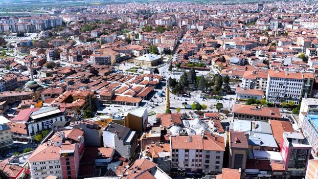 Bakan Kurum, yenilenen Çorum Tarihi Kent Meydanı'ndan görüntüler paylaştı