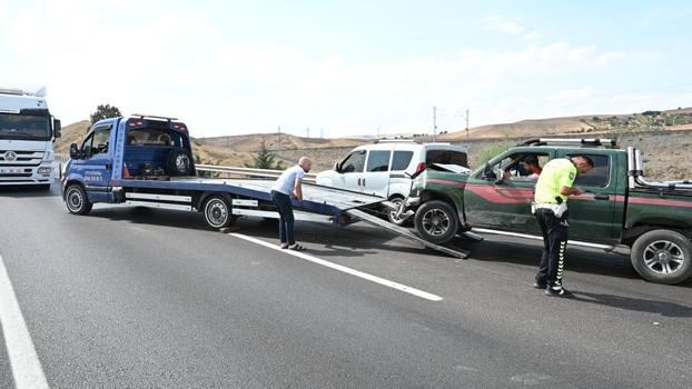 Kamyonet ile hafif ticari araç çarpıştı: 5 yaralı