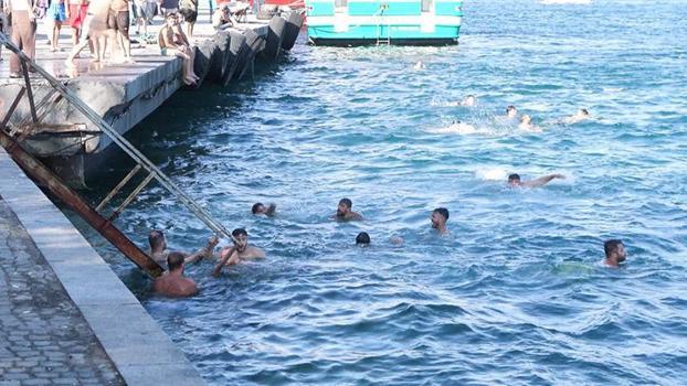 İstanbul'da sıcaktan bunalanlar Bebek Sahili'nde serinledi
