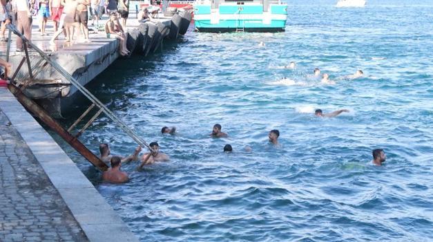 İstanbul'da sıcaktan bunalanlar Bebek Sahili'nde serinledi