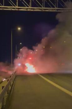 Silivri Kuzey Marmara Otoyolu'nda seyir halindeki otomobil alev alev yandı