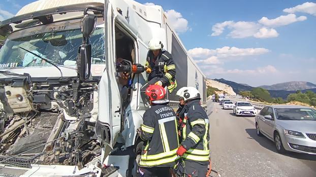 TIR kabininde sıkışan şoförü itfaiye kurtardı