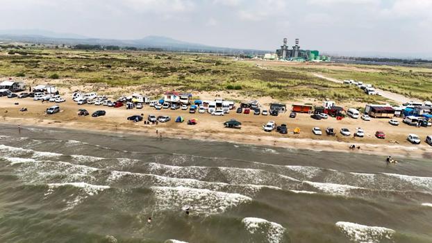 Hatay’da tatilciler araçlarıyla kumsala inip denizin tadını çıkarıyor