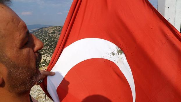 Türk bayrağına tüfekle zarar verildi