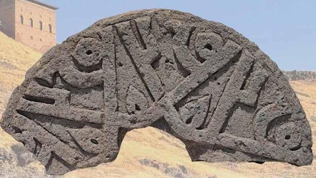 Selçuklu Mezarlığı'nda 'Hz. Muhammed'in ismi yer alan bezemeli taş bulundu