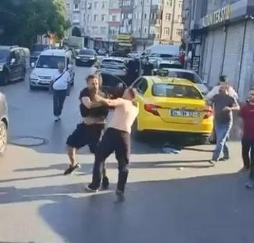 Zeytinburnu'nda taksiciler arasında yumruklu kavga kamerada