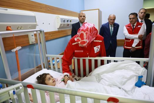 Türk Kızılay Genel Başkanı Yılmaz, Kahire'de Gazzeli hastaları ziyaret etti