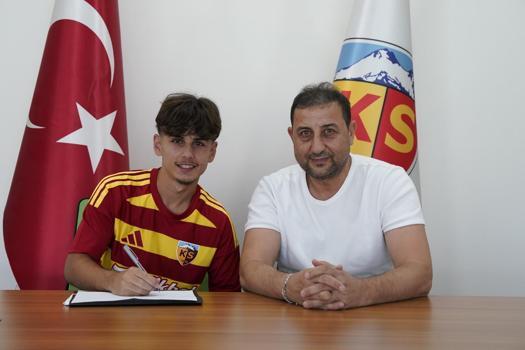 Kayserispor, Mikail Kulaksız ile profesyonel sözleşme imzaladı