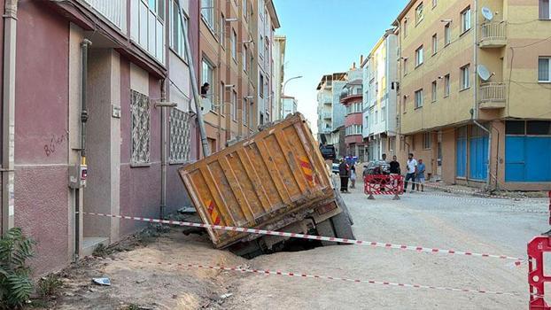 Hafriyat kamyonu, çöken yoldaki çukura düştü