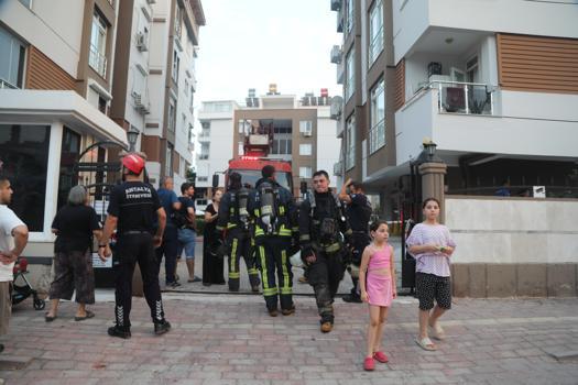 Klimadan çıkan yangında daire kullanılamaz hale geldi