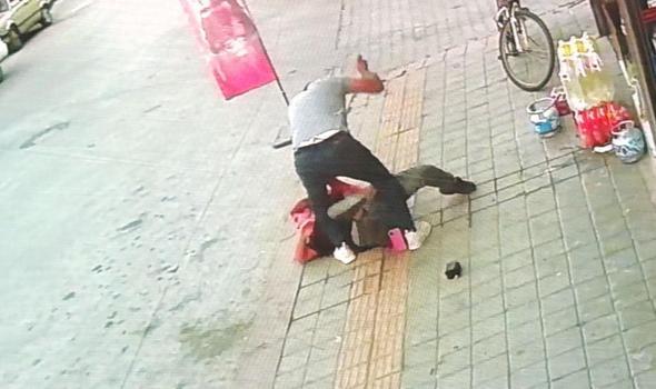 Kütahya’da eski eşinin sokakta bıçakladığı kadın ağır yaralandı; olay anı kamerada