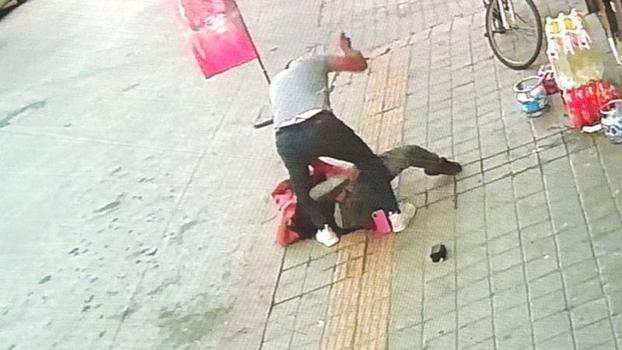 Kütahya’da eski eşinin sokakta bıçakladığı kadın ağır yaralandı; olay anı kamerada