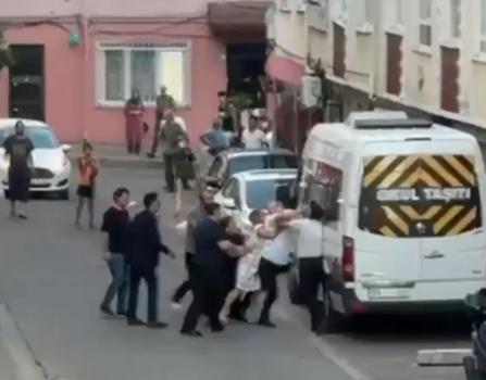 Komşuların keserli, yumruklu kavgası kamerada