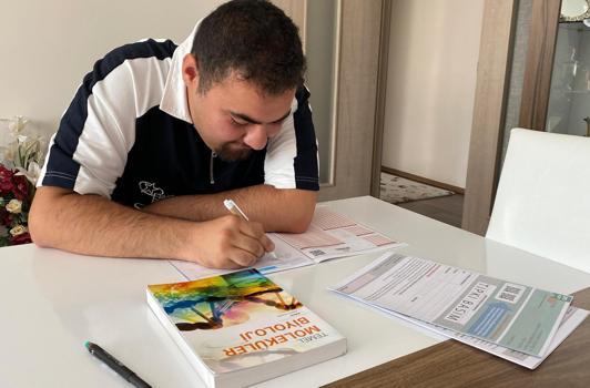 Otizmli Deniz Zekai, evde çalışarak moleküler biyoloji ve genetik bölümünü kazandı