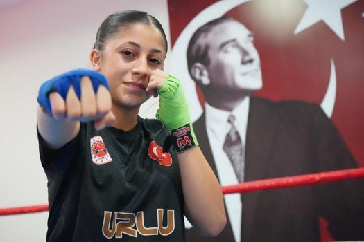 Hem çalışıp hem antrenman yapan muay thai sporcusu Ecrin, dünya şampiyonası biletini aldı