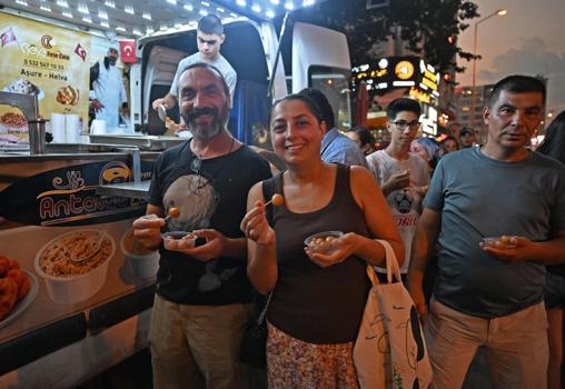 Büyükşehir Mevlit Kandili'nde 19 ilçede lokma ikram etti