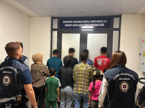 TIR'ın dorsesinden 14 kaçak göçmen çıktı