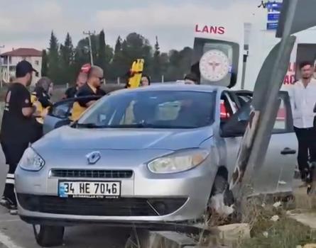 Otomobille çarpışan hafif ticari araç devrildi: 2 yaralı