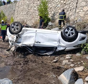 Adana’da otomobil dereye uçtu: 2 ölü, 1 yaralı