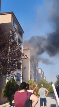Silivri'de sitede 5 katlı binanın çatısında yangın
