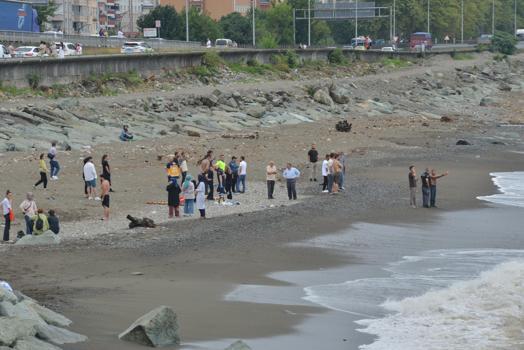 Rize'de denize giren 2 kardeşten 1'i öldü, diğeri kayıp