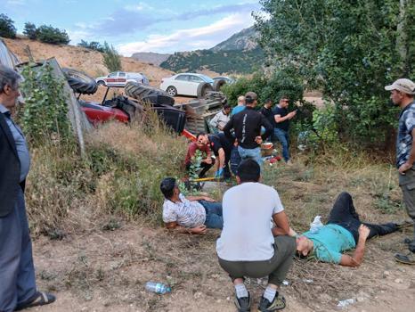 Sivas'ta traktör devrildi: 4 yaralı