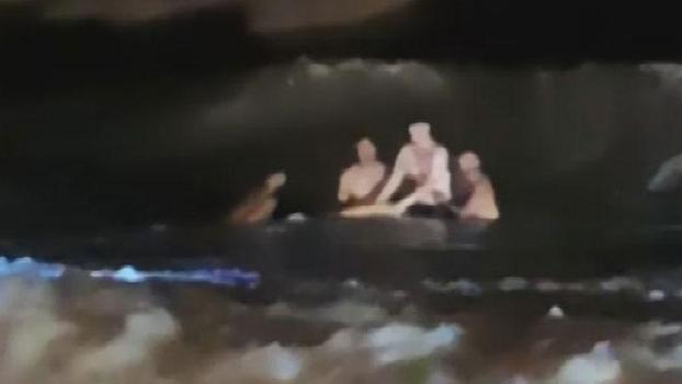 Arnavutköy'de yasağa rağmen denize giren kişi boğulma tehlikesi geçirdi